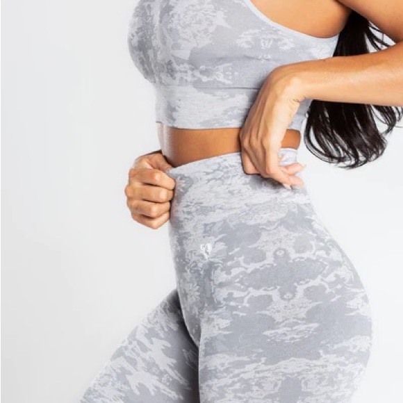 Women’s Best Camo Seamless Leggings - Picture 5 of 5